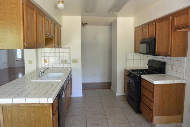 Foto del edificio - Nice home in great South West Visalia neighborhood in the El Diamante School District