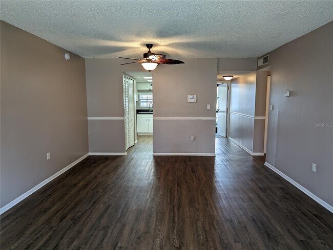Foto del edificio - 809 Russell Ln