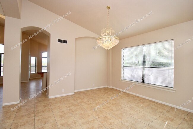 Foto del edificio - BEAUTIFUL 4 BEDROOM + LOFT ON CULDESAC WITH POOL/SPA