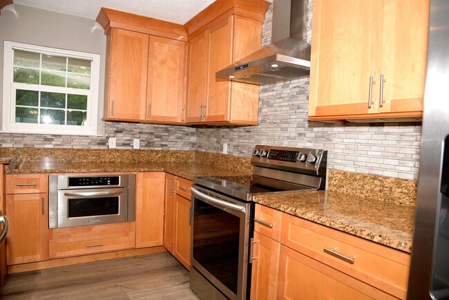 Building Photo - Waterfront Townhouse in Shalimar!