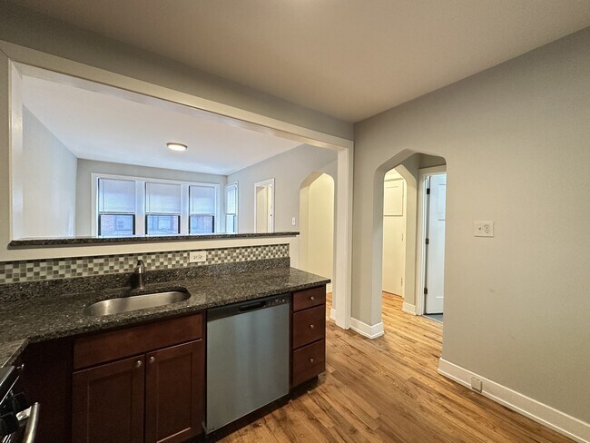 Building Photo - 4422 N Wolcott Ave