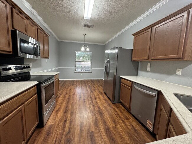 Building Photo - 4 bedroom and 2 bathroom house ready for move in close to Lackland AFB and Sea World
