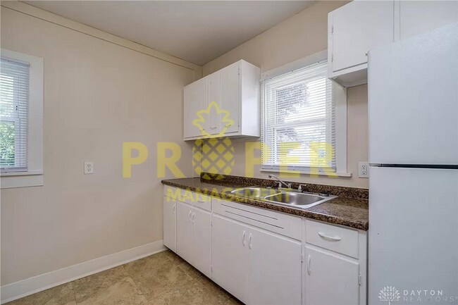 Building Photo - 2 bedrooms 1 bathroom house