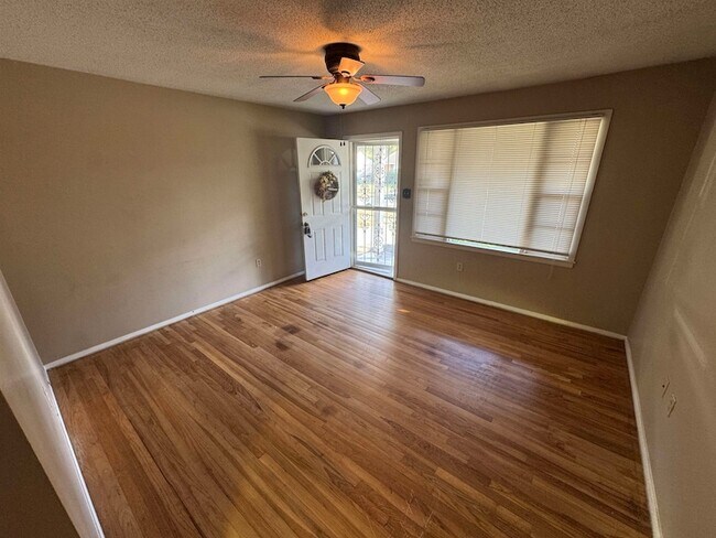 Foto del edificio - 4914 Durbin Ave