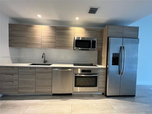 Foto del edificio - 121 NE 34th St