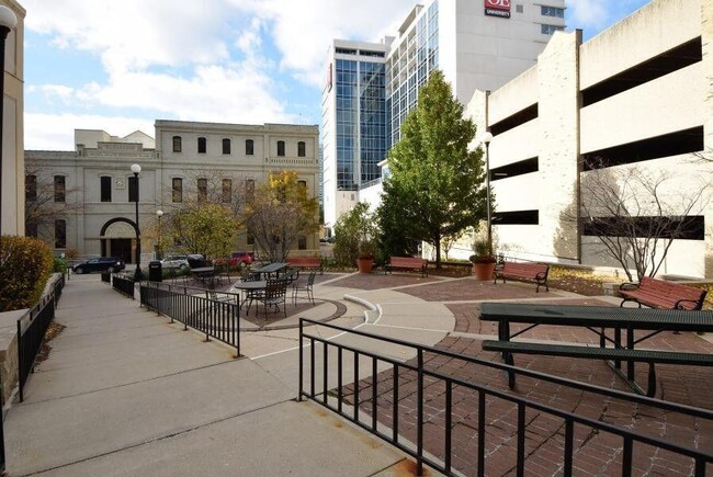 Foto del edificio - 270 E Highland Ave