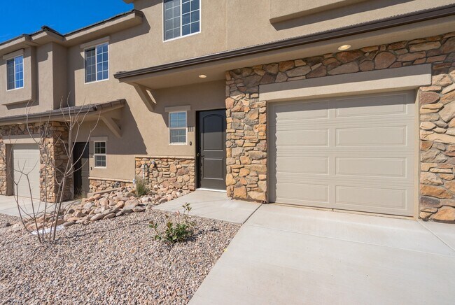Foto del edificio - Comfortable Townhome Living with Pool Access