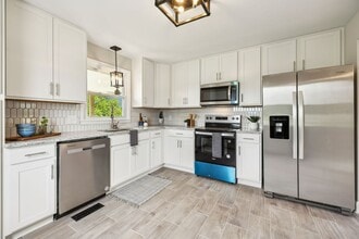 Building Photo - 210 W Meadow Dr
