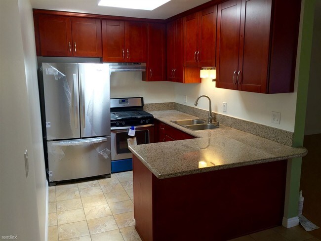 Foto del edificio - 4415 Ambrose Ave
