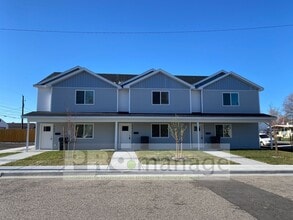 Building Photo - 881 Iona St