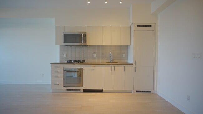 Building Photo - 501-501 St Clair Ave W