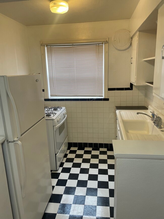 Kitchen - 6219 Eichelberger St