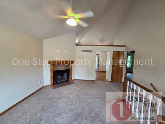 Building Photo - Spacious 3 bedroom, 2 bathroom duplex in Kansas City North!