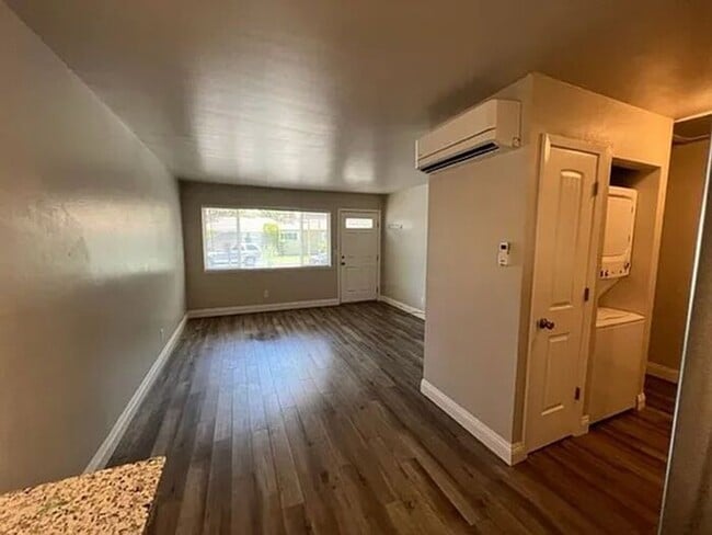 Building Photo - 410 W 9th St