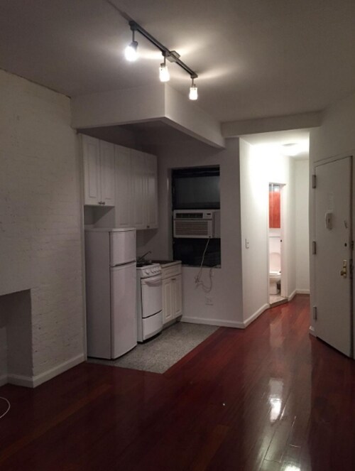 Building Photo - 269 E 10th St