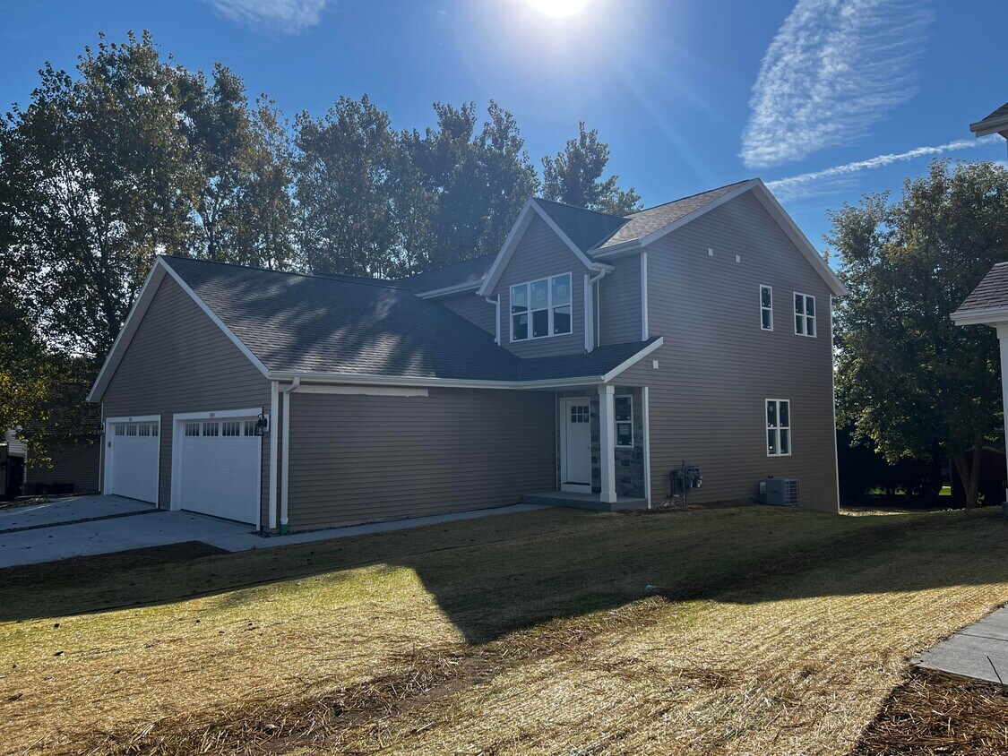 2109 Daisy Dr, West Bend, WI 53090 Condo for Rent in West Bend, WI