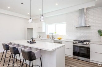 Building Photo - 5655 Hazeltine Ave