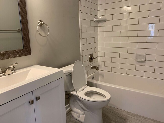 Building Photo - Recently renovated 3 bed 1.5 bath house