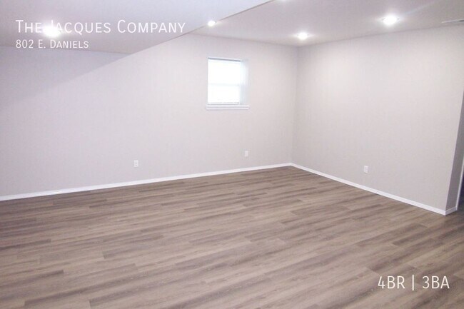 Building Photo - 802 E. Daniels-