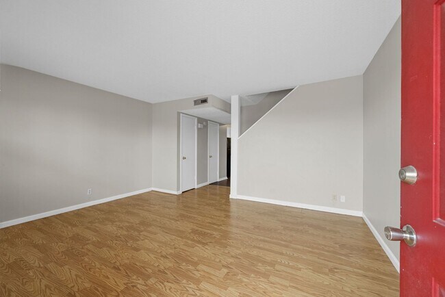 Foto del edificio - End Unit Ready for You to Call Home