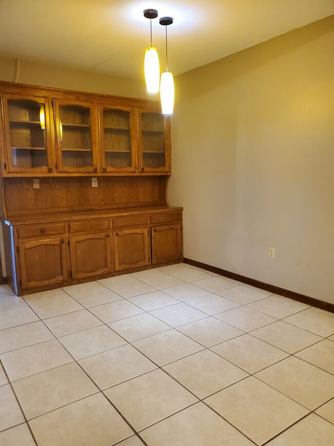 Building Photo - Old Hammond near Airline! 2 BR house