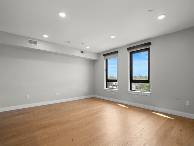 Building Photo - 9 Central St