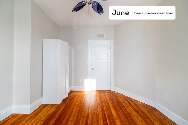 Building Photo - Private bedroom in 5 bed/2 bath Home