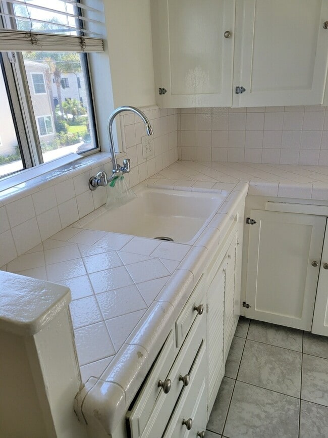 Kitchen - 5112 E First St