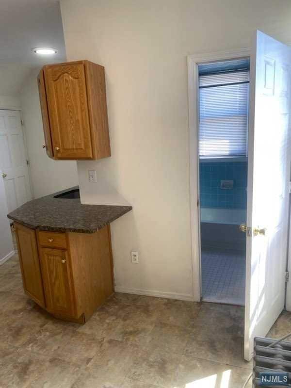 Building Photo - 421 River Dr