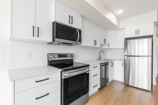 Building Photo - 10830-10114 114 St NW