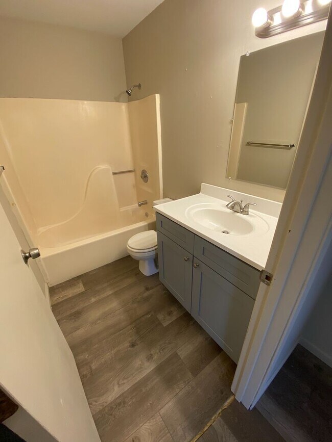 Foto del edificio - Available Now- 2 Bedroom updated apartment...