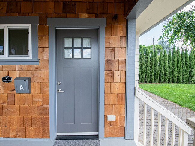 Building Photo - Cute NE 1 bedroom/1 bathroom Unit!