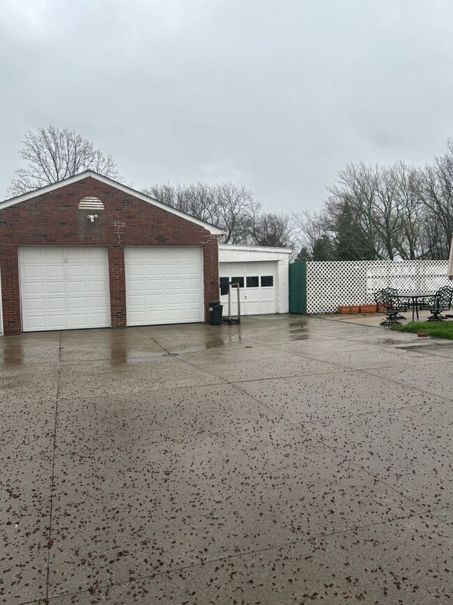 Building Photo - Spacious Home with Large Lot