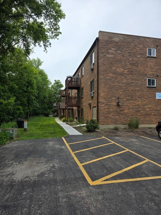 Building Photo - 717 Strom Dr
