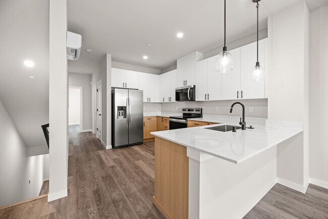 Foto del edificio - New Luxury Townhomes - Avail March 1st!