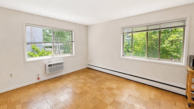 Foto del edificio - 4465 MacArthur Blvd NW