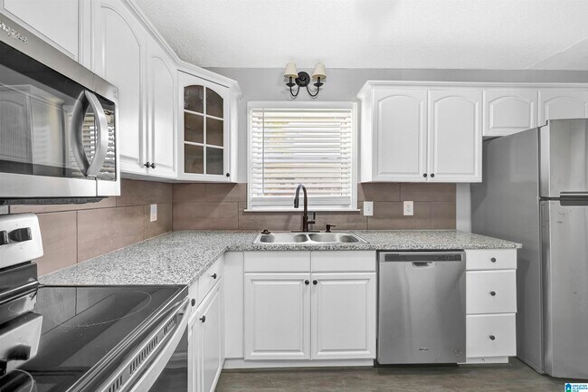 Foto del edificio - 713 Cahaba Manor Dr
