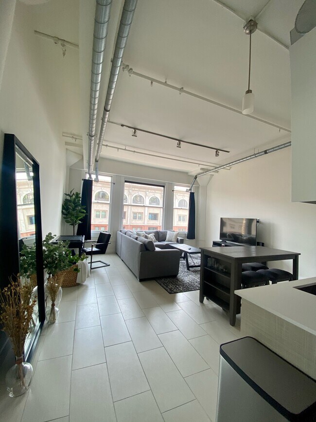 Building Photo - 939 S Broadway