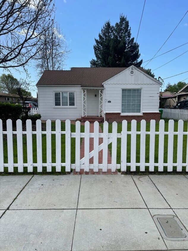 Foto principal - Great 2 bedroom 1 bath home