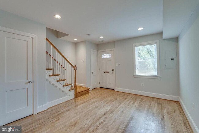 Building Photo - 436 20th St NE