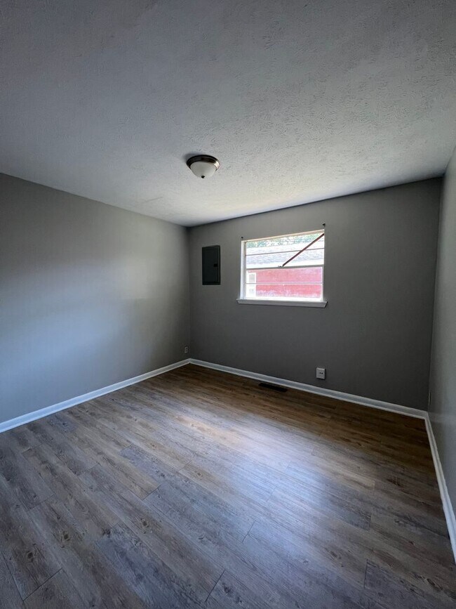 Foto del edificio - Updated 5 bedroom 2.5 bathroom home in a great east side location