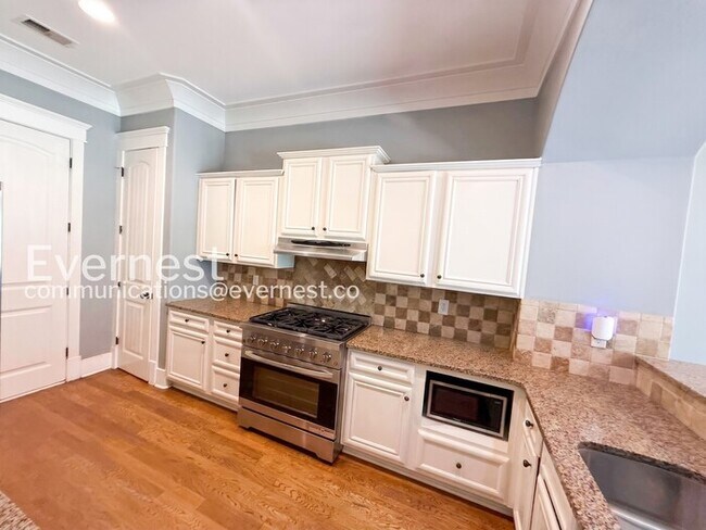 Foto del edificio - Comfort Meets Modern Convenience with Fireplace / 3 Beds & 2.5 Bath / Available Now