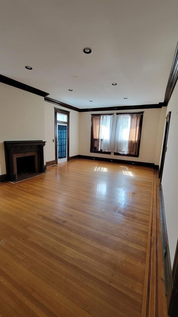 Building Photo - Gorgeous Renovated 5 Bedroom with Tons of ...