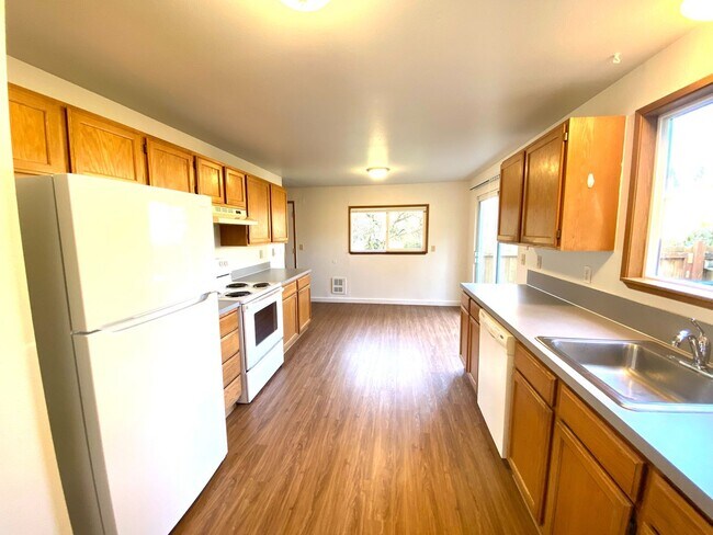 Foto del edificio - Bothell Duplex w/ Spacious Yard
