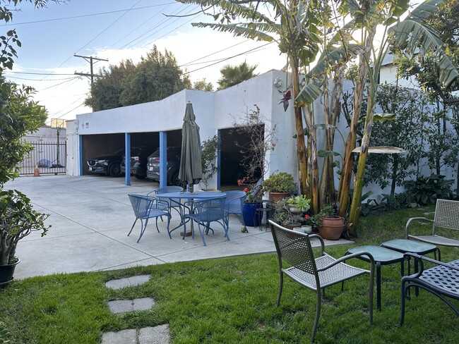 Foto del edificio - 1061 Masselin Ave