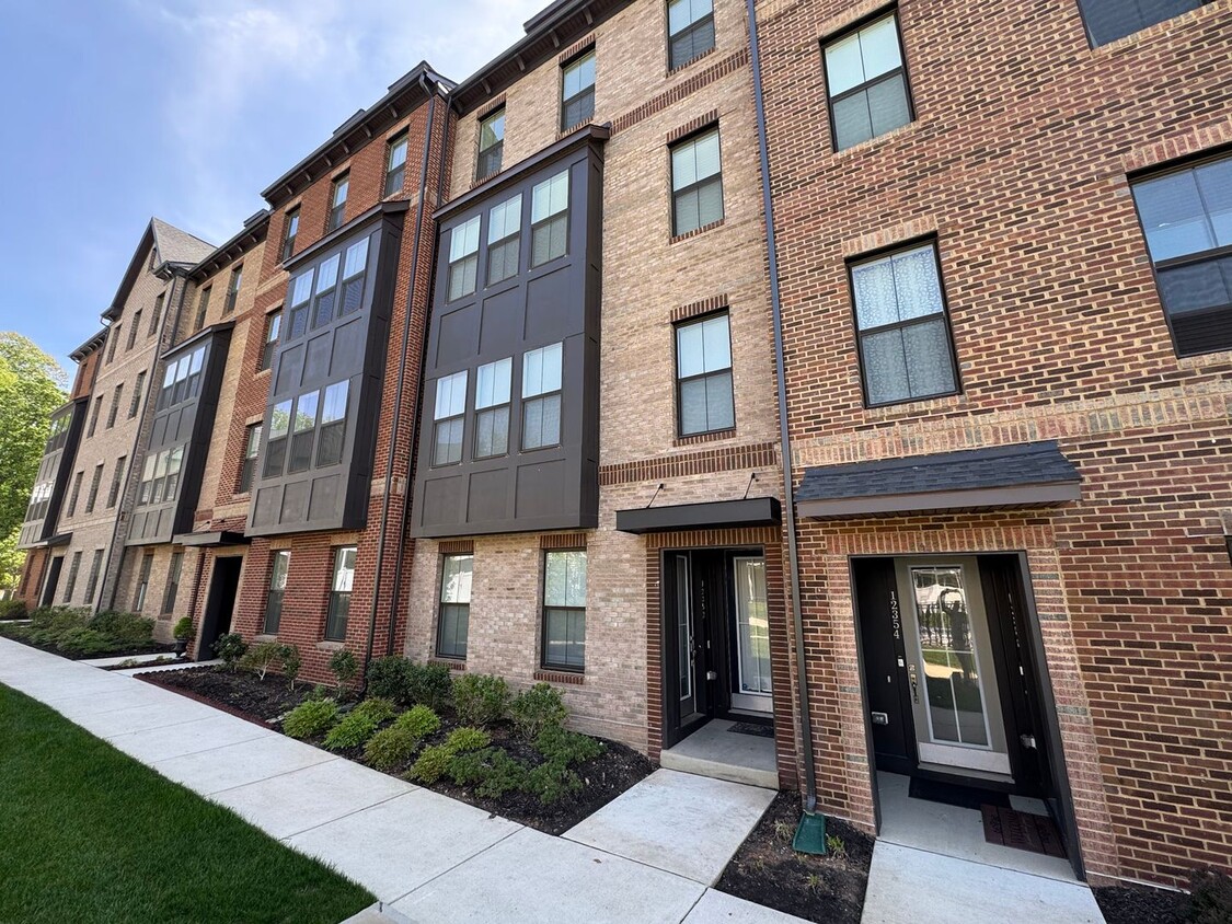 Primary Photo - Luxurious 3 Bed 2.5 Bath Interior Townhome...