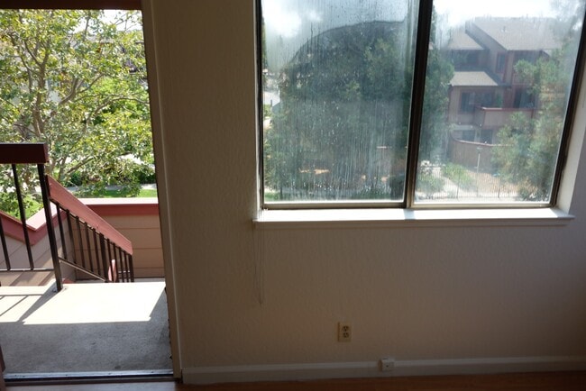 Foto del edificio - Bright 3-Bed condo with In-Unit Laundry, Pool Access, and Assigned Carport in Fremont