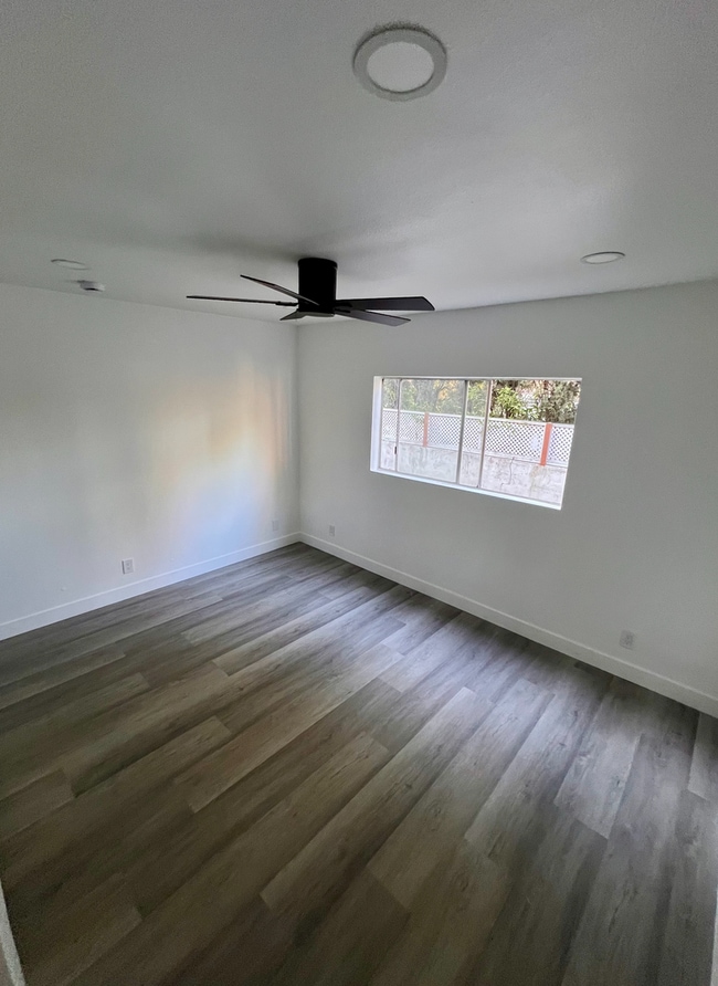 Foto del edificio - Modern 1-Bedroom Apartment in Gated Van Nu...
