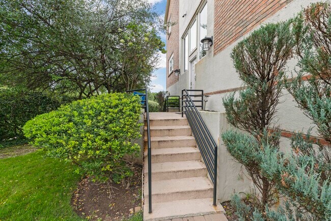 Building Photo - 6 Grand Cove Way