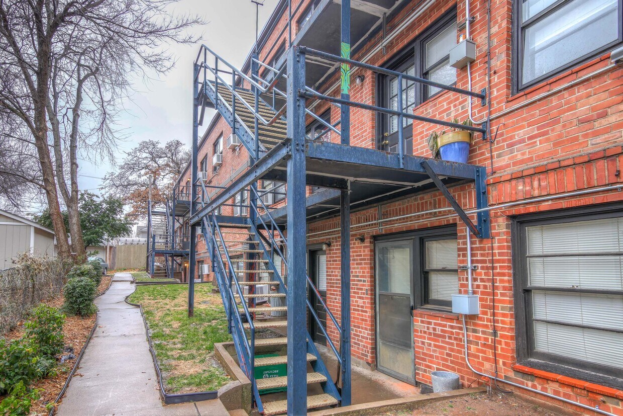 Primary Photo - 1522 E 17th St